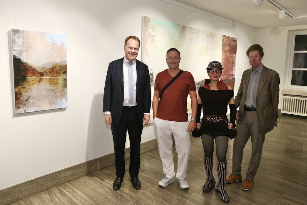 Oberbürgermeister Dr. Stephan Keller eröffnete die Ausstellung zusammen mit Künstler Dieter Nuhr, Malerin Jiny Lan und Kruator Prof. Dr. Robert Fleck. © Landeshauptstadt Düsseldorf/Ingo Lammert