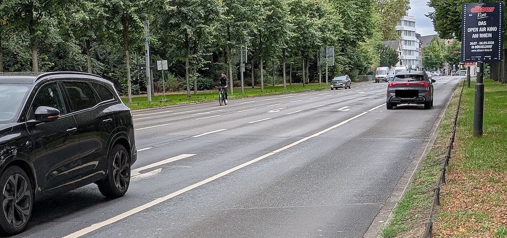 Mit 12m - 14m ist die Straße breit genug für sichere Radwege. Aktuell ist jedoch nicht absehbar ob und wann hier sicherer Radverkehr möglich ist. © ADFC Düsseldorf 